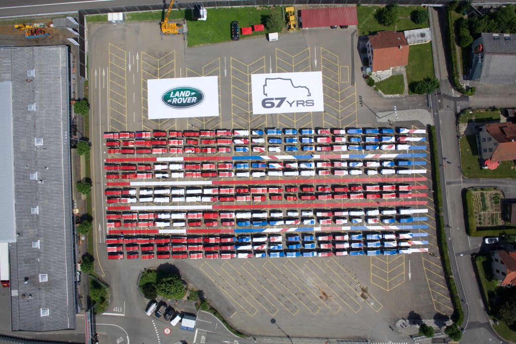 Ein grosser Teil der Landys wurden mit einer Plane bedeckt und formten so die Britsche und Schweizer Flagge. Mein Landy ist oben im ersten blauen Abschnitt zu finden. kurz hinter dem Hinterrad des 90er Bildes.